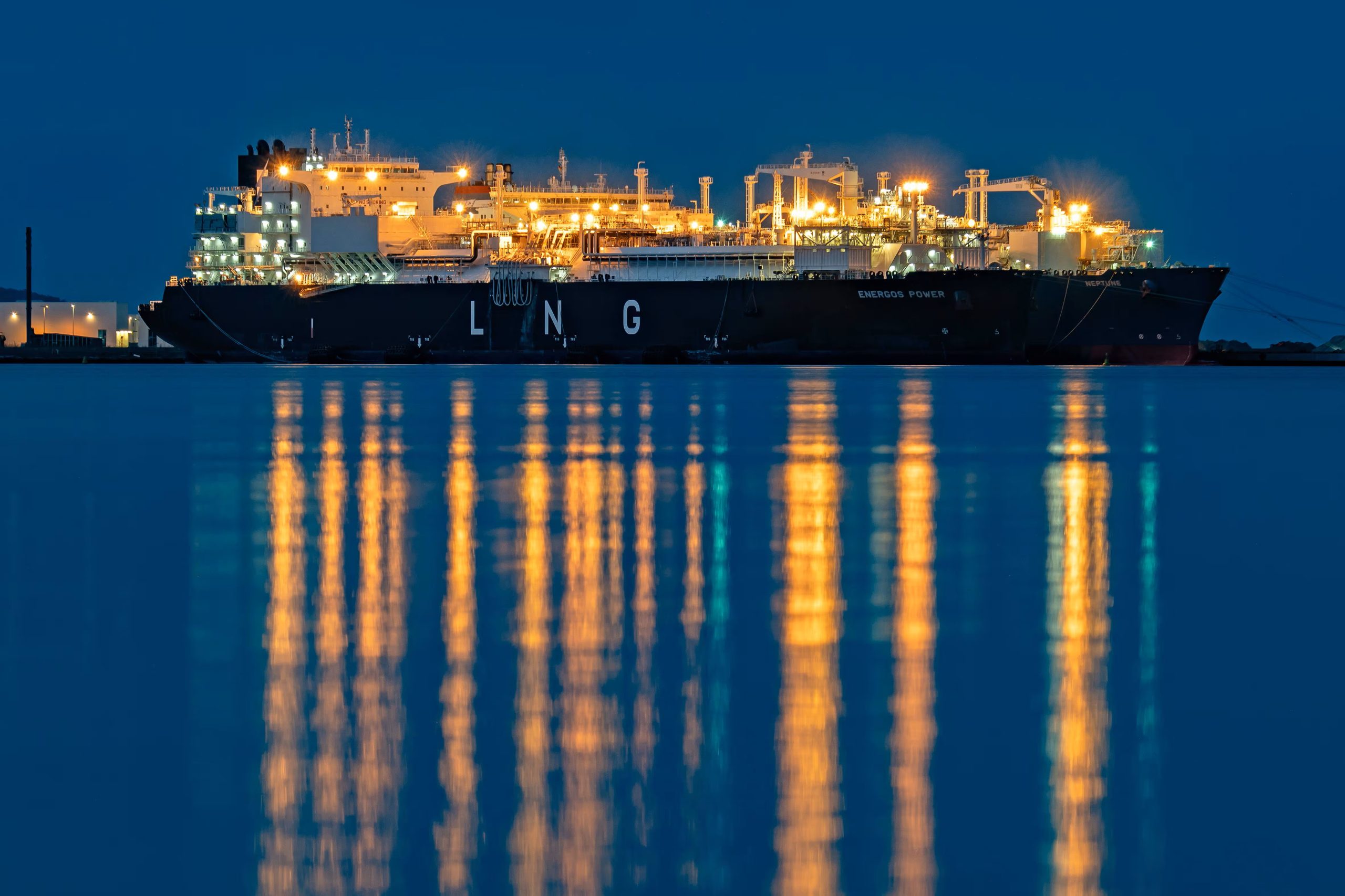 Energos Winter at an LNG berth with a tug on the starboard bow. Name visible on the hull. Not a picture of the 29 July fire.